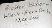 Toni Roiderer (li.) und Georg Heide (Mi) am Sudkessel mit Michael Doetsch, Technik Geschäftsführer Hacker Pschorr (Foto: Martin Schmitz)
